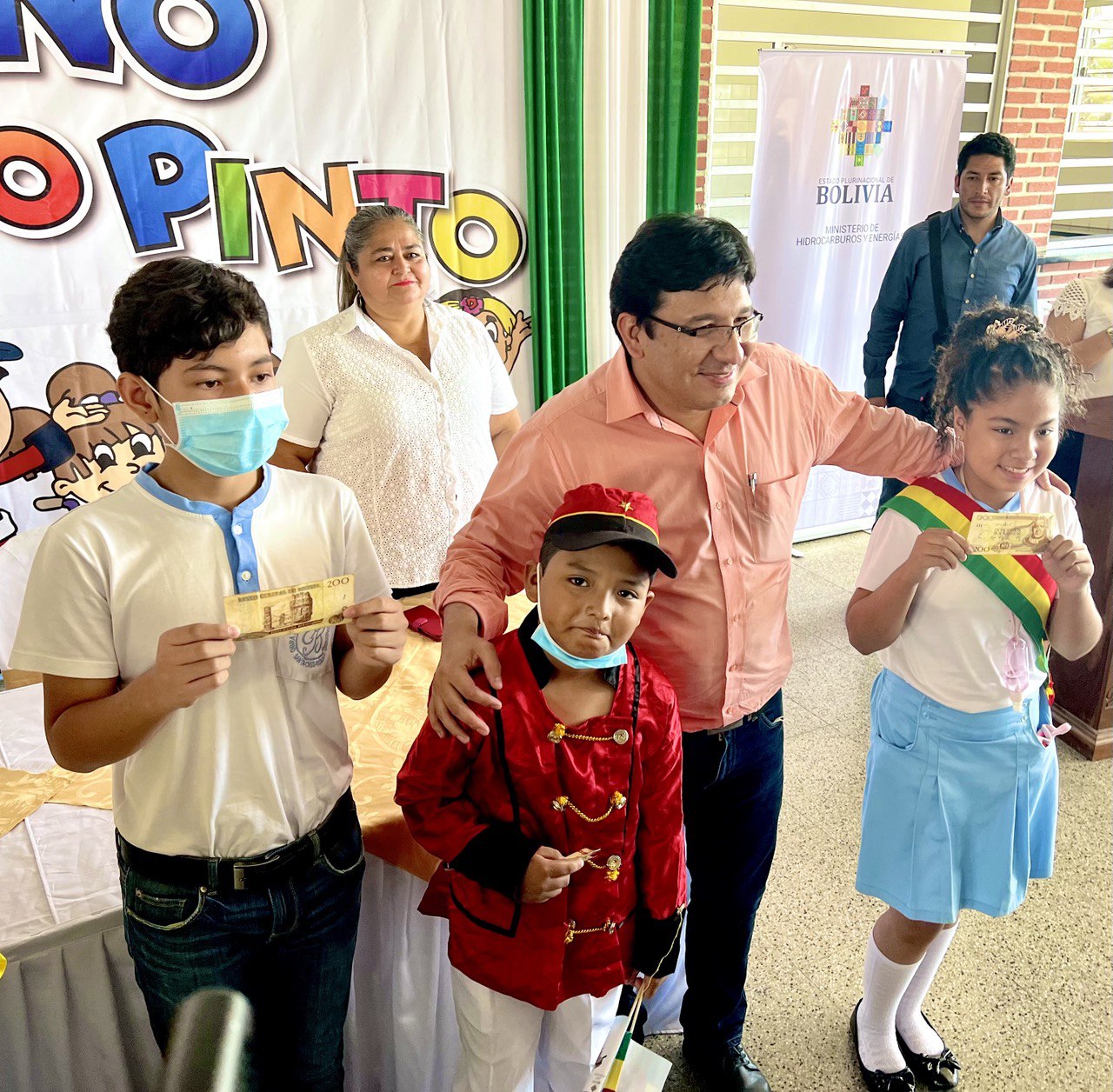 Ministro De Hidrocarburos Y Energ As Inaugura Pago Del Bono Juancito